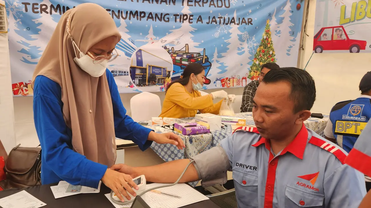 Salah satu pengemudi PO bus melakukan cek kesehatan di Terminal Tipe A Jatijajar, Depok.