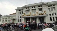 Massa aksi yang tergabung dalam Aliansi Umat Islam Jawa Barat Peduli Palestina menggelar aksi mengecam serangan Israel terhadap warga Palestina di depan Gedung Merdeka, Kota Bandung, Rabu (15/2/2021). (Liputan6.com/Huyogo Simbolon)