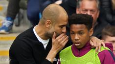 Berita video Manajer Manchester City, Pep Guardiola, tidak hanya memberi instruksi kepada pemainnya tetapi juga kepada ball boy. This video presented by BallBall.
