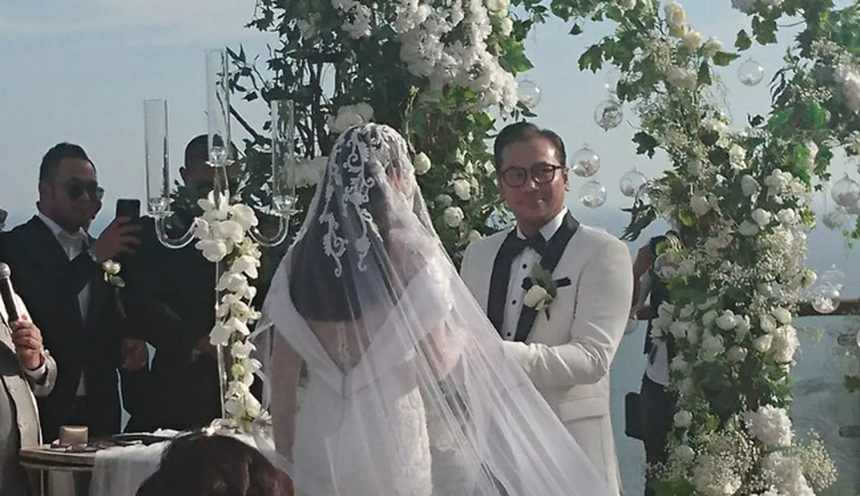 Setahun lebih menjalin kasih, Sammy Simorangkir dan Viviane Tjeuw resmi menikah. Sammy resmi mempersunting pembawa acara yang telah memiliki seorang anak, Vivi. (Reza/Vidio.com)