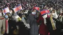 Orang-orang berpartisipasi dalam gala malam pemuda dan pelajar untuk merayakan Tahun Baru di Pyongyang, Korea Utara, Sabtu, 31 Desember 2022. (AP Photo/Jon Chol Jin)