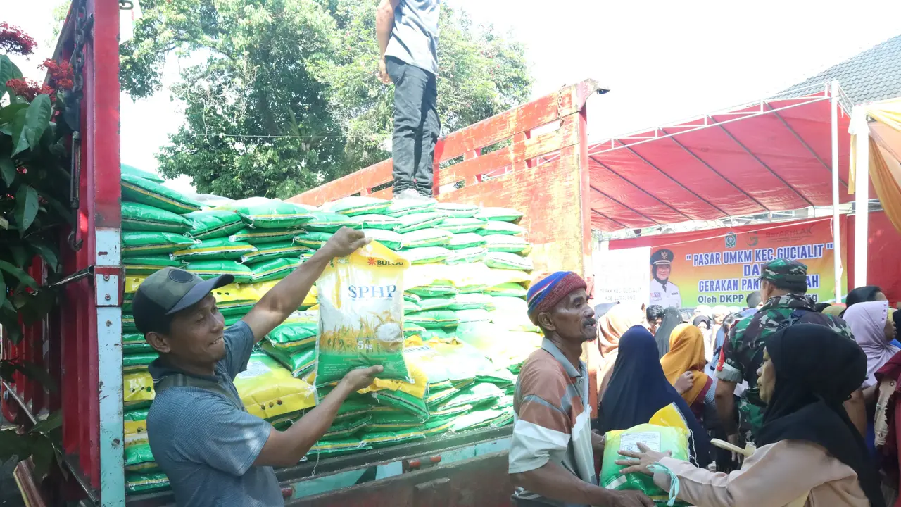 Operasi pasar murah di Kabupaten Lumajang untuk tekan kenaikan harga beras di pasaran (Istimewa).