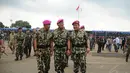 Menhan Jenderal TNI (Purn) Ryamizard Ryacudu (tengah) berjalan bersama Dankormar Mayjen TNI (Mar) A. Faridz Washington (kiri) dan Kasal Laksamana TNI Marsetio di Lapangan Apel Marinir Cilandak, Jakarta, (9/12/2014). (Liputan6.com/Helmi Fithriansyah)