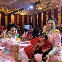 Sebagai nenek Krisdayanti pun hadir bersama Amora ke ulang tahun Ameen. Keduanya tampil kompak mengenak baju pink bergaya marching band. (@krisdayantilemos)