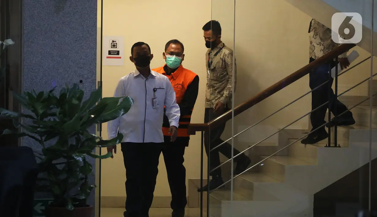 Tersangka Edy Wibowo yang merupakan Hakim Yustisial/Panitera Pengganti Mahkamah Agung (MA) dikawal petugas untuk dilakukan penahanan di Gedung Komisi Pemberantasan Korupsi (KPK), Rasuna Said, Jakarta, Senin (19/12/2022). KPK kembali menetapkan tersangka baru Edy Wibowo dalam kasus suap pengurusan perkara di MA menyusul 13 orang tersangka termasuk dua hakim agung Sudrajad Dimyati dan Gazalba Saleh. (Liputan6.com/Johan Tallo)
