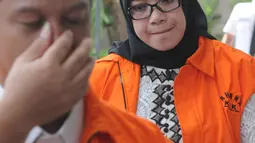 Tersangka Bupati Mojokerto nonaktif Mustofa Kamal Pasa (kiri) dan Wakil Ketua Komisi VII DPR Eni Maulani Saragih (kanan) tiba di Gedung KPK, Jakarta, Jumat (27/7). Mustofa dan Eni kembali diperiksa KPK terkait dugaan korupsi. (Merdeka.com/Dwi Narwoko)