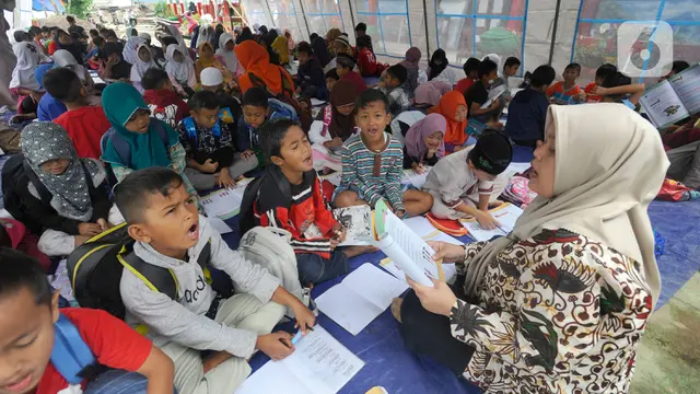 Sebulan Lebih Pascagempa, Anak-Anak Masih Belajar dalam Tenda