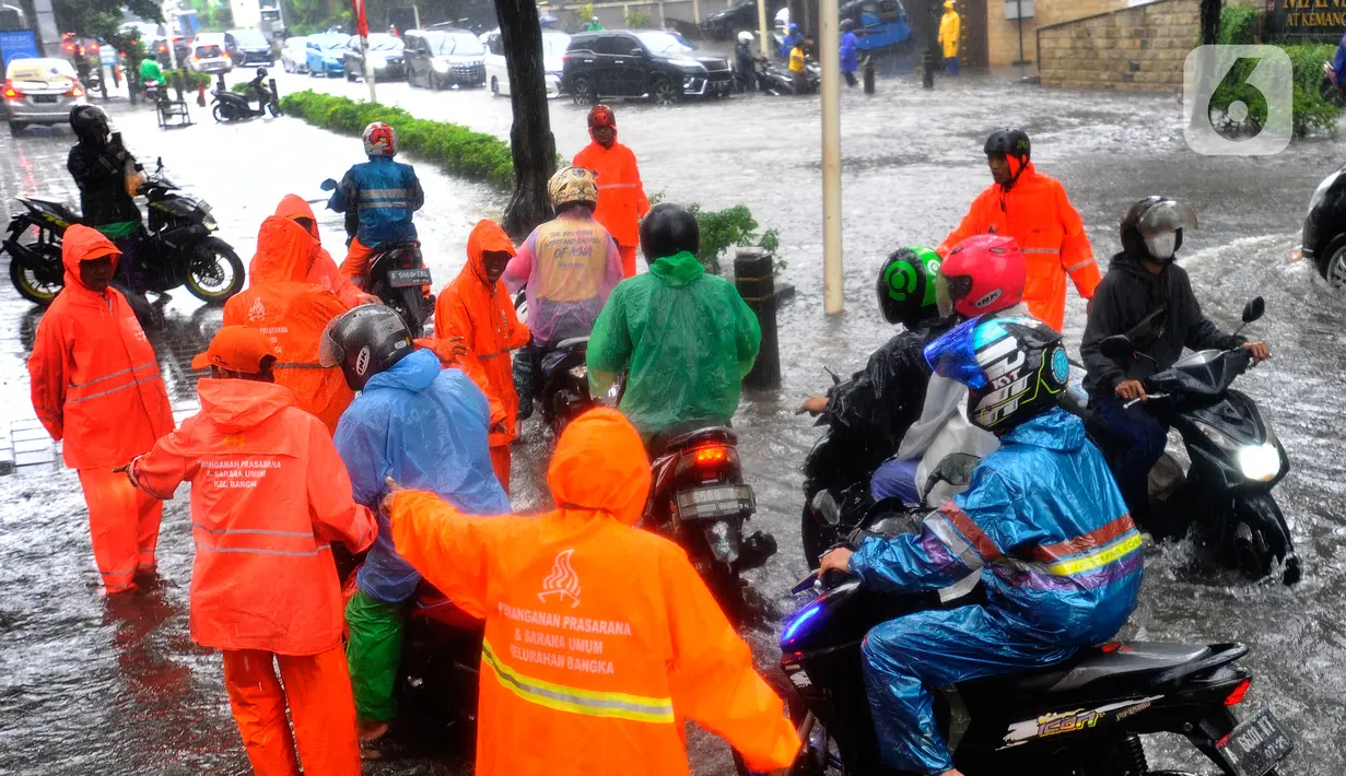 Sejumlah kendaraan melintasi trotoar untuk menghindari banjir di Jalan Kemang Raya, Jakarta Selatan, Kamis (3/11/2022). Hujan deras sekitar dua jam lebih menyebabkan Jalan Kemang Raya digenangi banjir sekitar 30 cm sehingga benyak kendaraan tidak dapat melintas. (merdeka.com/Arie Basuki)