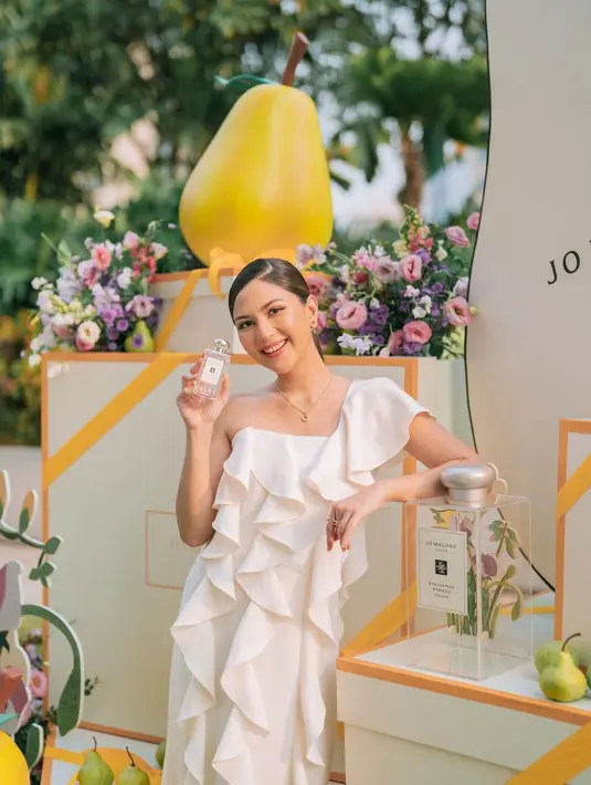 Jessica Mila tengah menanti kelahiran anak pertamanya bersama sang suami, Yakup Hasibuan. Di momen mendebarkan ini, Jessica Mila ternyata memiliki kekhawatiran yang sama dengan para ibu lainnya. Mari kita lihat lagi sederet potret glowing Jessica Mila selama masa kehamilan. Cantiknya Jessica Mila saat menghadiri acara kecantikan, ia mengenakan dress putih asimetris dengan detail ruffles. Kecantikannya memancar dengan gaya makeup flawless yang tak berlebihan. [Foto: Instagram/jscmila]