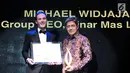 Perwakilan dari pengembang Sinar Mas Land (kanan) menerima penghargaan pada malam PropertyGuru Indonesia Property Awards 2017 di Jakarta, Kamis (12/10). (Liputan6.com/Helmi Fithriansyah)