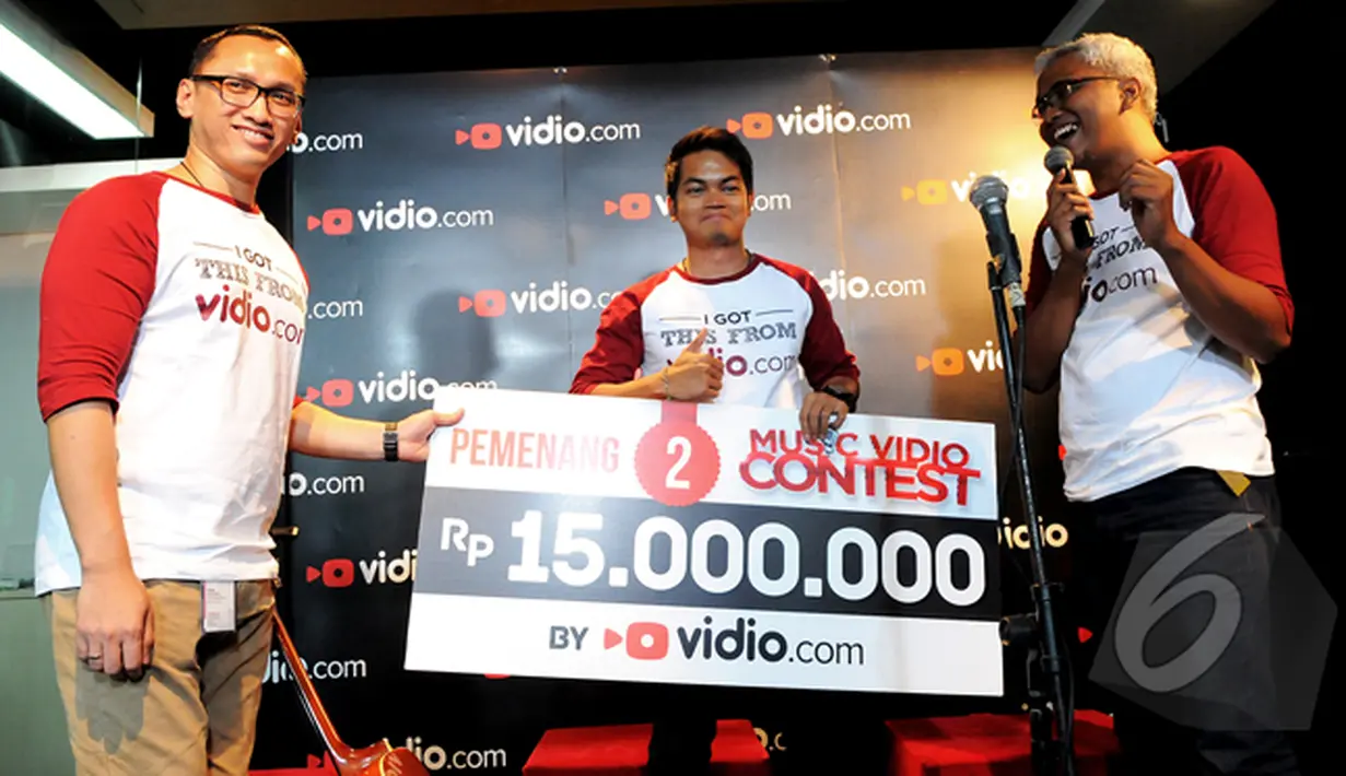 Dibya Dika selaku juara 2  Music Video Contest Vidio.com mendapat hadiah sebesar 15 juta , Jakarta, Jumat (30/1/2015). (Liputan6.com/Faisal R Syam)