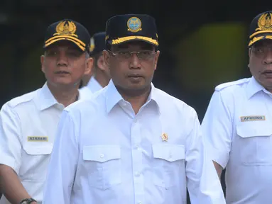 Menteri Perhubungan Budi Karya Sumadi  menghadiri Apel Kesiapan Mudik Lebaran 2018 di lapangan parkir Stasiun Gambir, Jakarta Pusat, Selasa (5/6). Apel diikuti oleh petugas gabungan dari PT Kereta Api Indonesia, TNI dan Polri. (Merdeka.com/Imam Buhori)