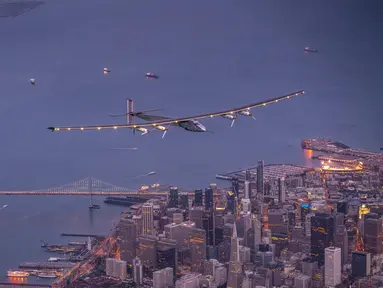 Solar Impulse 2 pesawat bertenaga surya terbang di atas jembatan Golden Gate di San Francisco, California, AS (23/4). Pesawat ini akhirnya tiba di California usai melakukan penerbangan hingga 62 jam dari Hawaii. (Jean Revillard/Solar Impulse/Reuters)