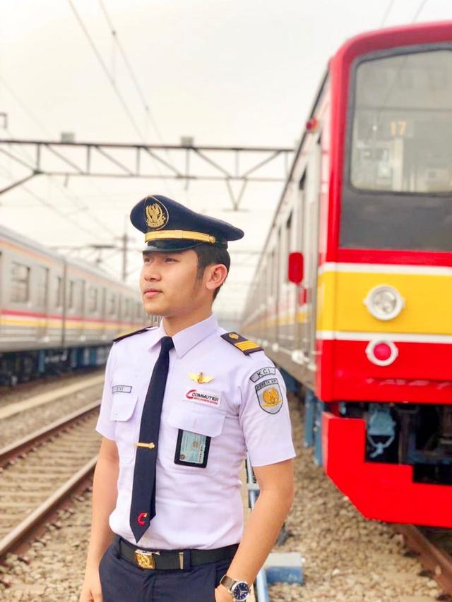 Berprofesi sebagai Masinis, Ini 6 Potret Jevi Santosa Pacar Arafah Rianti