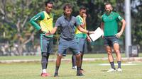 Pelatih TImnas Indonesia, Luis MIlla memberikan instruksi terkait posisi pemain saat latihan di Lapangan ABC Senayan, Jakarta (21/2/2018). Latihan ini merupakan persiapan Asian Games 2018. (Bola.com/Nick Hanoatubun)