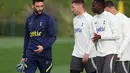 Penjaga gawang Tottenham Hotspur, Hugo Lloris (kiri) berbicara dengan bek Matt Doherty dan gelandang Pape Matar Sarr selama sesi latihan tim di Tottenham Hotspur Football Club Training Ground di London utara pada Oktober 31 Oktober 2022. (AFP/Adrian Dennis)