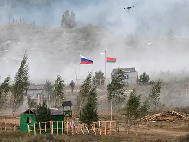 Seorang prajurit ikut serta dalam latihan militer gabungan Rusia-Belarus “Zapad-2025” (Barat-2025) di lapangan latihan dekat kota Borisov, sebelah timur kota Minsk, pada 15 September 2025. (Olesya KURPYAYEVA/AFP)