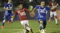 Pemain Persib, Rachmad Hidayat (kanan), berebut bola dengan pemain Bali United, Ganjar Mukti Muhardiyana, dalam laga persahabatan di Stadion Siliwangi, Bandung, Sabtu (13/2/2016). (Bola.com/Vitalis Yogi Trisna) 