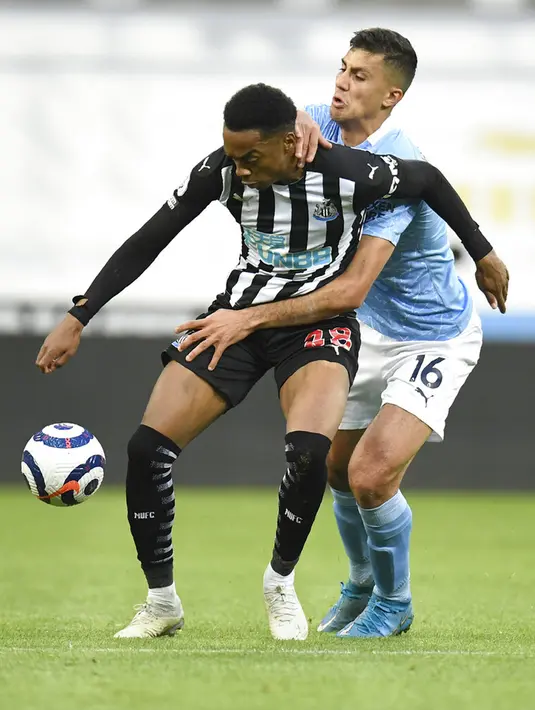 Pemain Newcastle United Joe Willock (kiri) berbut bola dengan pemain Manchester City Rodrigo pada pertandingan Liga Inggris di Stadion St James' Park, Newcastle, Inggris, Jumat (14/5/2021). Hattrick Ferran Torres membawa Manchester City menang 4-3. (Peter Powell/Pool via AP)