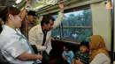 Ketua Ombudsman RI, Danang Girindrawardana didampingi Humas PT KAI Comuter Jabotabek, Eva Chairunissa berbincang dengan pengguna jasa KRL di Jakarta, Rabu (19/2/2014) (Liputan6.com/JohanTallo).
