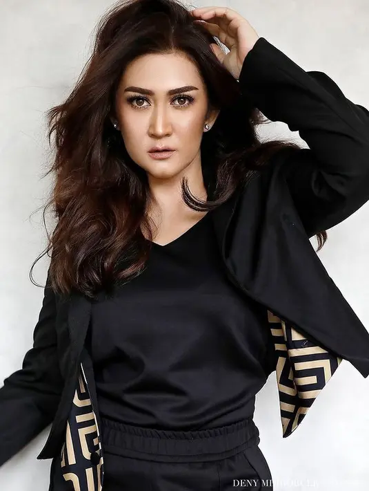 <p>Tak hanya satu baju, Nafa juga tampil menawan ketika mengenakan busana warna hitam. [Foto: instagram.com @denymirrorcle]</p>