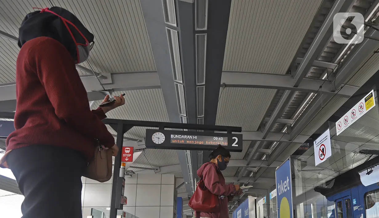 Calon penumpang mengenakan masker saat menunggu  datangnya kereta di Stasiun MRT Lebak Bulus, Jakarta, Senin (6/4/2020). PT MRT Jakarta tak akan menerima penumpang tanpa menggunakan masker seusai seruan Gubernur DKI Anies Baswedan untuk mencegah penyebaran virus Corona (Liputan6.com/Herman Zakharia)