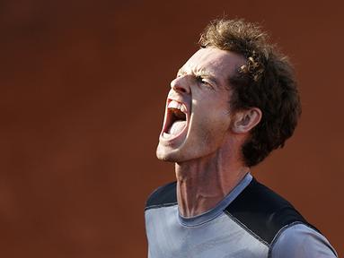 Ekspresi Andi Murray saat bertanding melawan David Ferrer diperempat final  turnamen tenis grandslam Prancis Terbuka 2015.(Reuters/Pascal Rossignol)