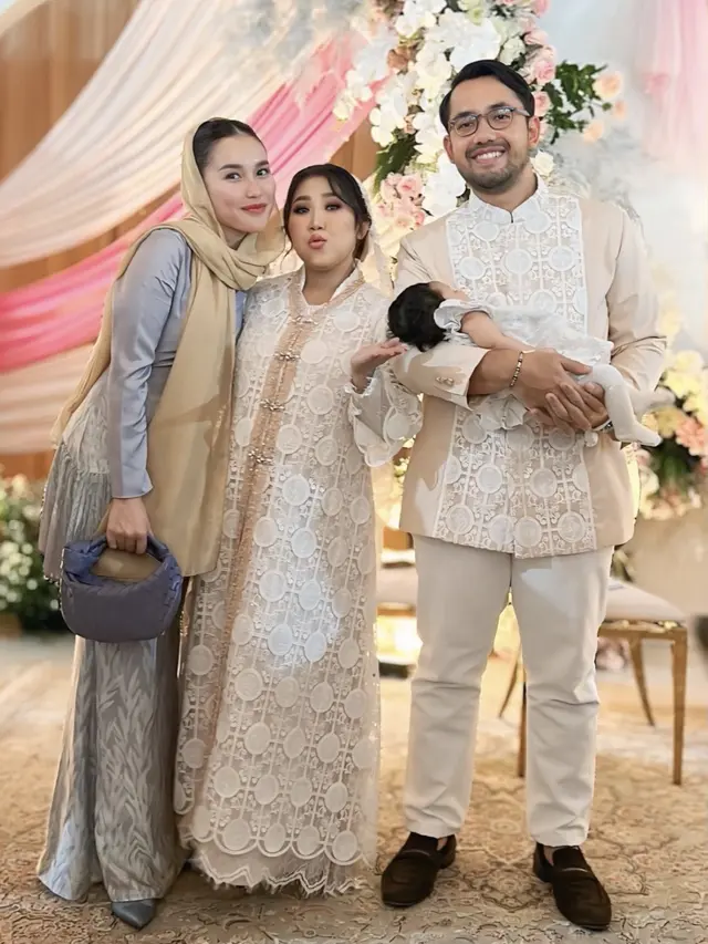 Ayu Ting Ting Dibalut saat Aqiqah Anak Kiky Saputri. [@ayutingting92]