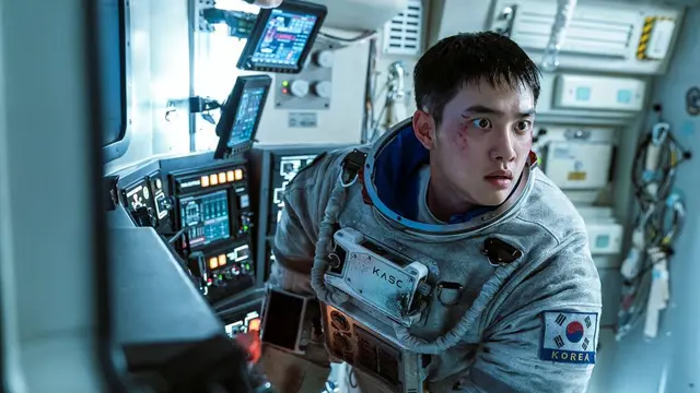 Potret D.O. dalam film The Moon.