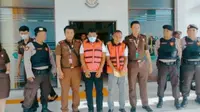 Kepala Satpol PP Siak saat digiring Kejari Siak karena melakukan pungli kepada pedagang. (Liputan6.com/Istimewa)