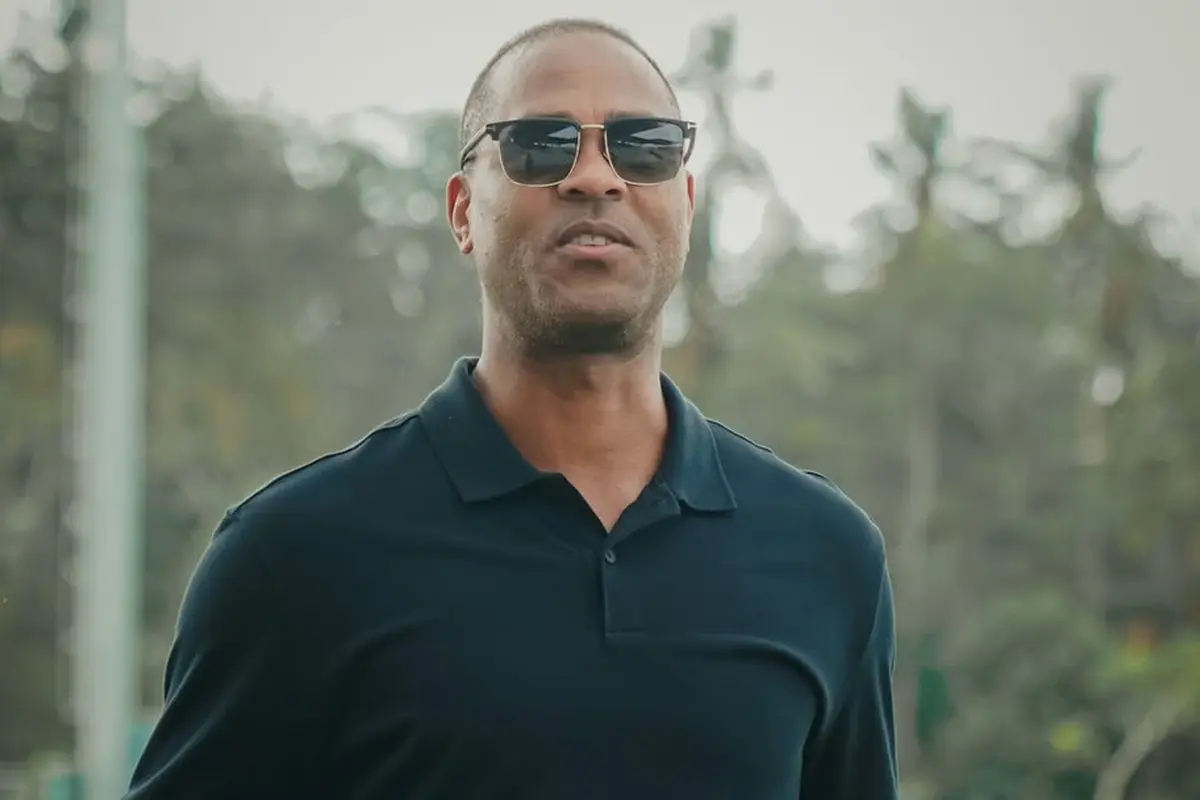 Pelatih Timnas Indonesia, Patrick Kluivert, beserta asistennya, Alex Pastoor, mengunjungi Bali United Training Center, Gianyar, pada Rabu (21/5/2025).