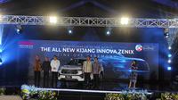 PT Toyota Motor Manufacturing Indonesia (TMMIN) resmi memulai produksi lokal untuk mobil hybridnya, all new Toyota Kijang Innova Zenix, Senin (21/11/2022). (Liputan6.com/Arief Aszhari)