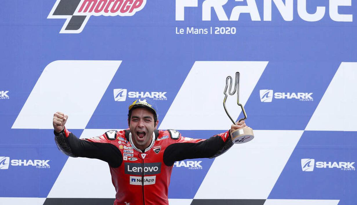 Pembalap Ducati, Danilo Petrucci, melakukan selebrasi di atas podium usai menjuarai balapan MotoGP Prancis di Le Mans, Minggu (11/10/2020). Petrucci finis pertama dengan catatan waktu 45 menit 54,736 detik. (AP Photo/David Vincent)
