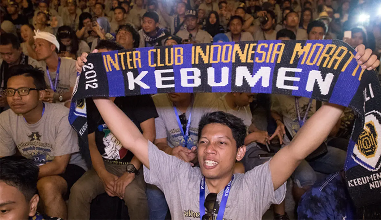 Seorang anggota Inter Club Indonesia regional Kebumen membentangkan syal pada acara puncak Gathering Nasional ke-4 di GWK, Bali, Sabtu (29/8/2015). (Bola.com/Vitalis Yogi Trisna)
