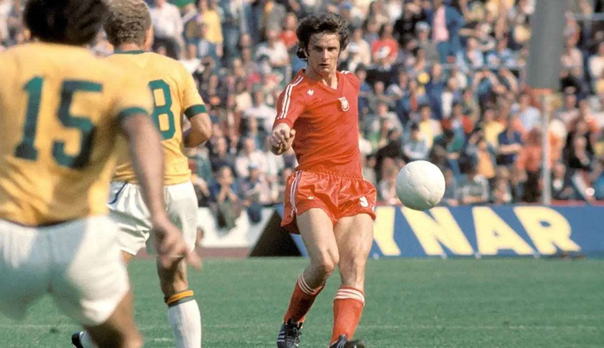 Wladyslaw Zmuda. Eks bek kanan Polandia berusia 68 tahun ini tercatat total tampil dalam 21 laga bersama Timnas Polandia di putaran final Piala Dunia pada 4 edisi, mulai 1974 hingga 1986. Prestasi terbaiknya adalah saat membawa Timnas Polandia dua kali menjadi peringkat ke-3 pada edisi 1974 dan 1982. Pada edisi 1974 Timnas Polandia menang 1-0 atas Brasil, sementara pada edisi 1982, Timnas Polandia berhasil mengalahkan Prancis 3-2. (gol24.pl)
