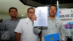 Menpora Imam Nahrawi (kanan) menunjukkan SK Pencabutan Keputusan Menpora No 01307 tahun 2015 tentang Sanksi PSSI di Gedung Kemenpora, Jakarta, Rabu (11/5/2016). Pencabutan ini tindak lanjut putusan MA dan amanat FIFA. (Liputan6.com/Helmi Fithriansyah)