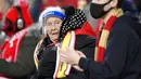 GUNAKAN PELINDUNG WAJAH DI STADION: Seorang suporter menggunakan pelindung wajah saat menyaksikan pertandingan antara Liverpool kontra Wolverhampton Wanderers  pada laga Liga Inggris di Stadion Anfield, Minggu (6/12/2020). (Peter Powell/Pool via AP)