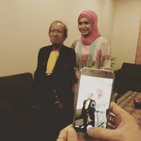 Rossa bersama Pak Nasrul, fotografer 'gaek' yang viral di media sosial. (Instagram @gemasakti)