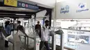 Penumpang memasuki Halte CSW, Jakarta, Kamis (11/8/2022). Gubernur DKI Jakarta Anies Baswedan menetapkan paket tarif integrasi untuk layanan transportasi umum massal yakni TransJakarta, MRT, dan LRT dengan plafon maksimum satu kali perjalanan sebesar Rp 10 ribu. (Liputan6.com/Herman Zakharia)
