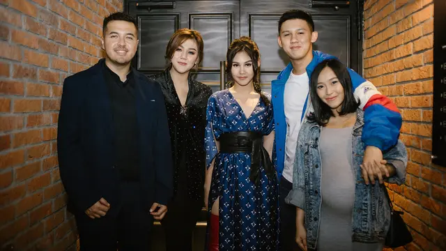 [Bintang] 8 Potret Kekompakan Vanesha Prescilla, Sissy Priscillia, dan Jevin Julian