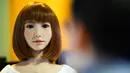 Sebuah robot humanoid bernama Erica dipresentasikan pada Konferensi Internasional IROS 2018 di Madrid, Spanyol (5/10). Erica telah dilatih untuk mendeteksi kata kunci dan menanggapi sebuah percakapan. (AFP Photo/Gabriel Bouys)