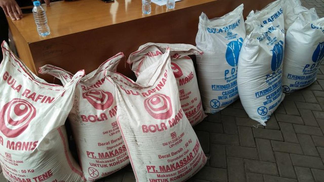 Kementrian perdagangan (kemendag) bersama Mabes Polri, mengungkap kasus penggunaan gula rafunasi yang diperuntukkan industri, dijual bebas di pasaran. (Yandhi/Liputan6.com)