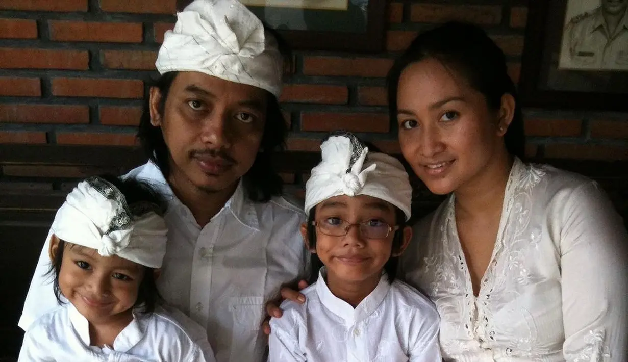 Bertepatan dengan ulang tahun pernikahan ke-20, Dewa Budjana membagikan beberapa momen bersama keluarganya. Baik momen hangat bersama anak-anak maupun kemesraan bersama sang istri. [Instagram/dewabudjana]