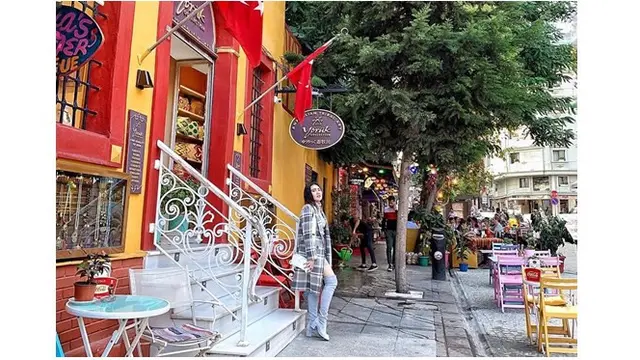 Via Vallen saat berlibur di Turki telihat sangat fashionable, ia memakai coat motif kotak warna abu-abu yang dipadukan dengan sepatu boots panjang warna senada.