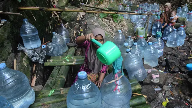 Kemarau Panjang Paksa Warga Cilegon Andalkan Mata Air di Hutan