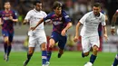 Gelandang Barcelona, Riqui Puig, berusaha melewati striker Chelsea, Pedro, pada laga pramusim di Stadion Saitama, Jepang, Selasa (23/7). Chelsea menang 2-0 atas Barcelona. (AFP/Charly Triballeau)