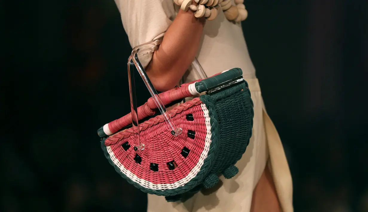 Model membawa tas berbentuk buah semangka karya Charlotte Olympia dalam Fashion Week Spring/Summer 2017 di London, Inggris, (18/9). (REUTERS/Neil Hall)