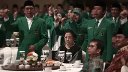 Mantan presiden RI ke- 5 Megawati Soekarnoputri (tengah)  saat hadiri Peringatan Hari Kebangkitan Nasional bersama  Partai Persatuan Pembangunan (PPP) di Jakarta, Jumat (20/5/2016). (Liputan6.com/Faizal Fanani)