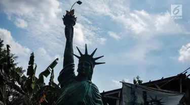 Patung Liberty karya perajin Sutopo terlihat di kawasan Pondok Cabe, Tangerang Selatan, Jumat (14/12). Sutopo pengrajin lulusan ISI Jogja ini bergelut di dunia seni patung sudah belasan tahun. (Liputan6.com/Faizal Fanani)