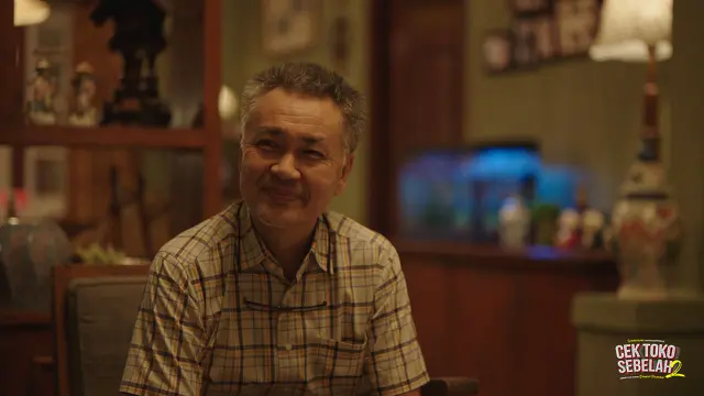 Chew Kinwah sebagai Koh Afuk dalam Cek Toko Sebelah 2. (Foto: Dok. Starvision Plus)